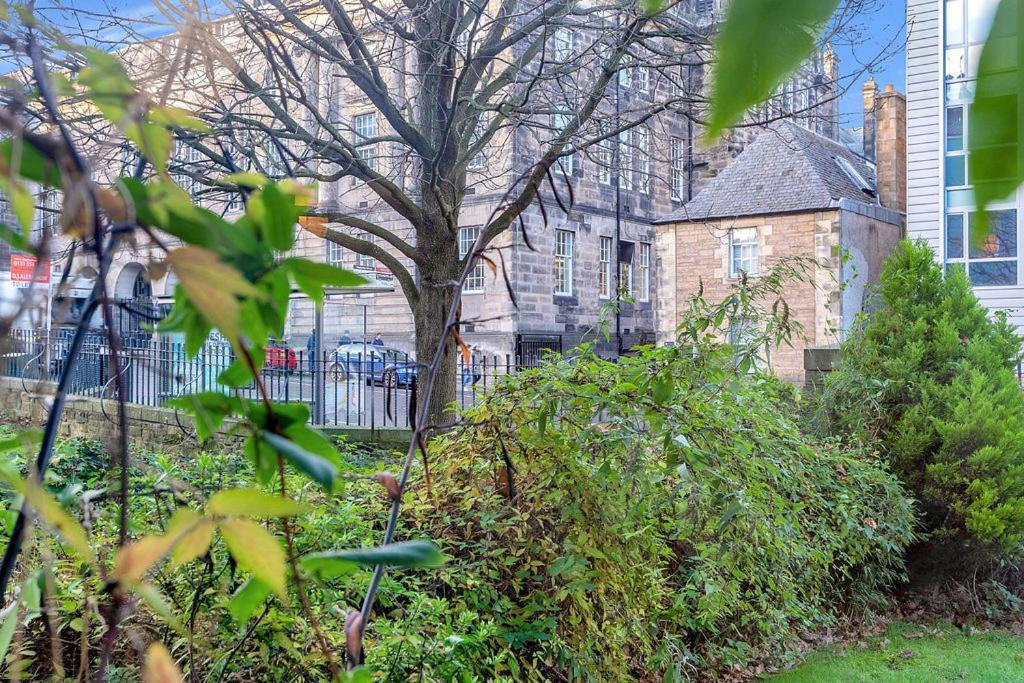 Edinburgh City Centre Aishia/Sakina Apartment Exterior photo